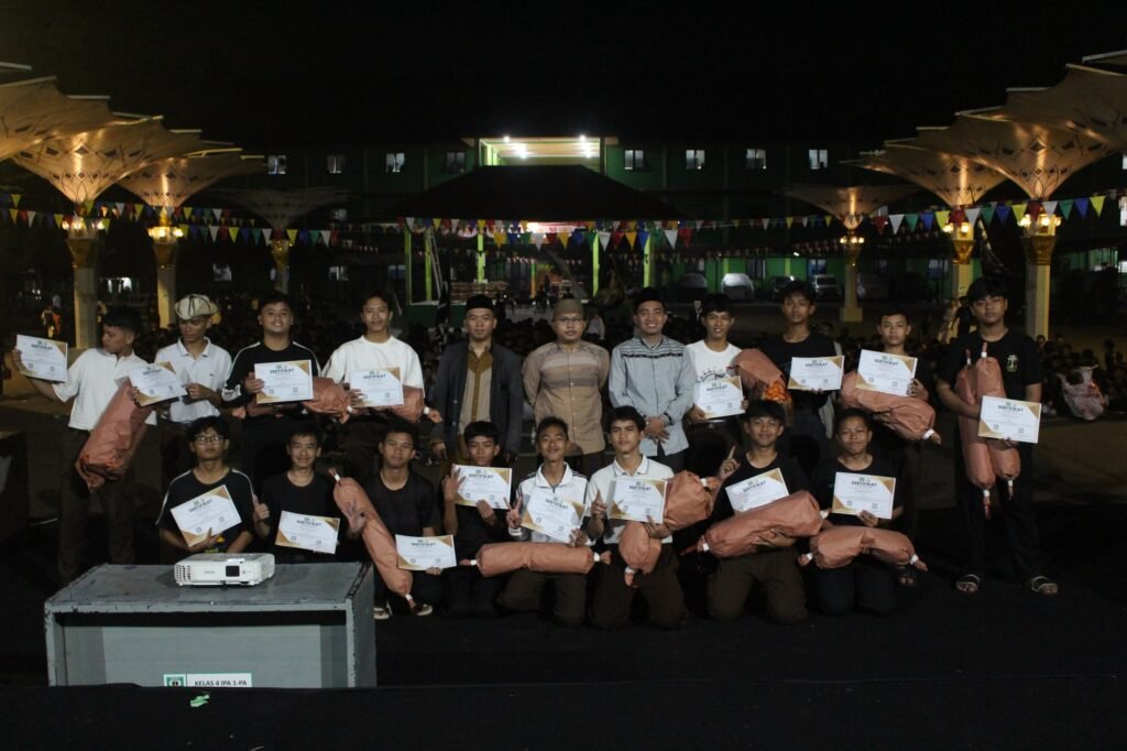 Seremonial Pemberian Hadiah dan Apresiasi PORSENI XXXII, dari Kegelapan Menuju Kehangatan