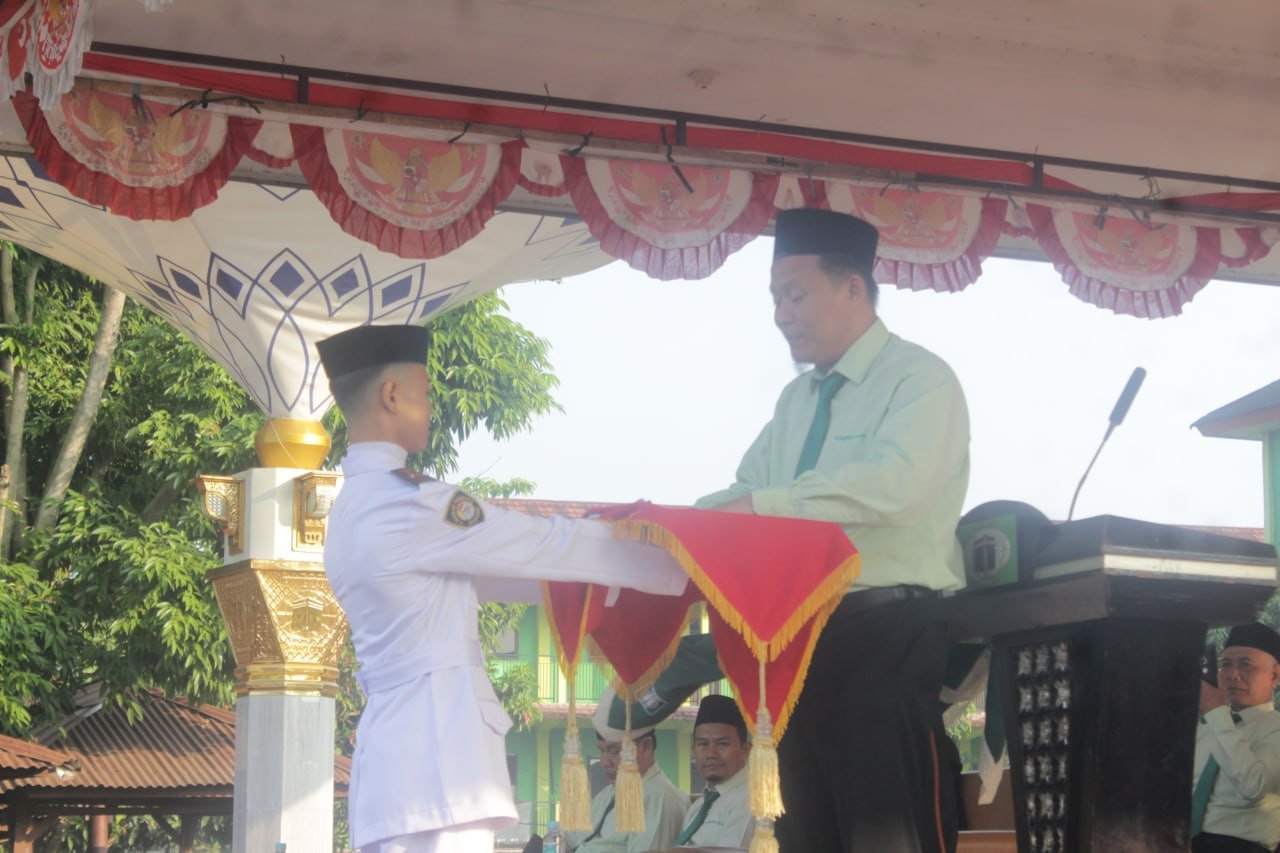 Pesantren Modern Ummul Quro Al-Islami Gelar Upacara HUT RI ke-81