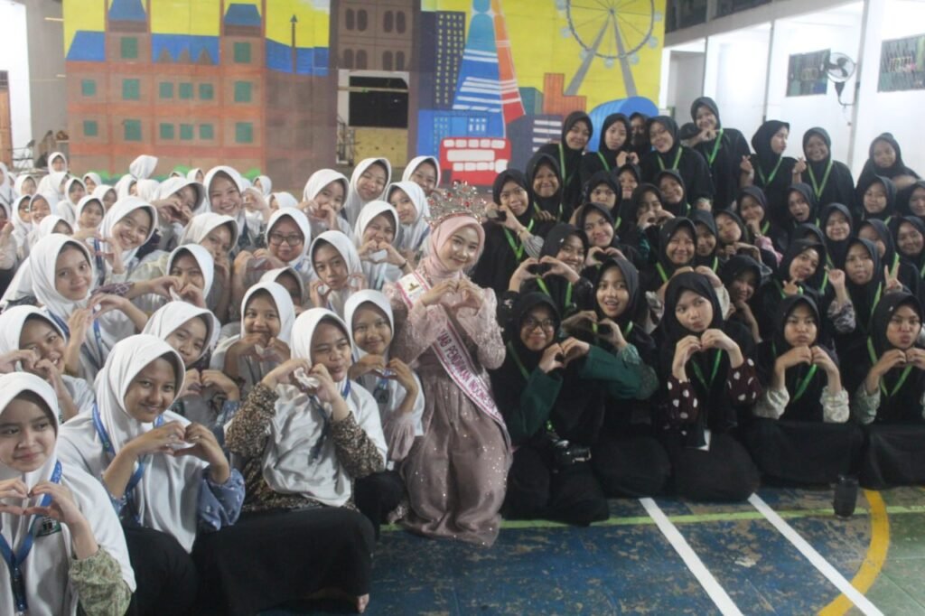Dari Sebuah Perjalanan, Alumni Berprestasi dan Miss Hijab Bagikan Inspirasi kepada Santriwati PMUQI