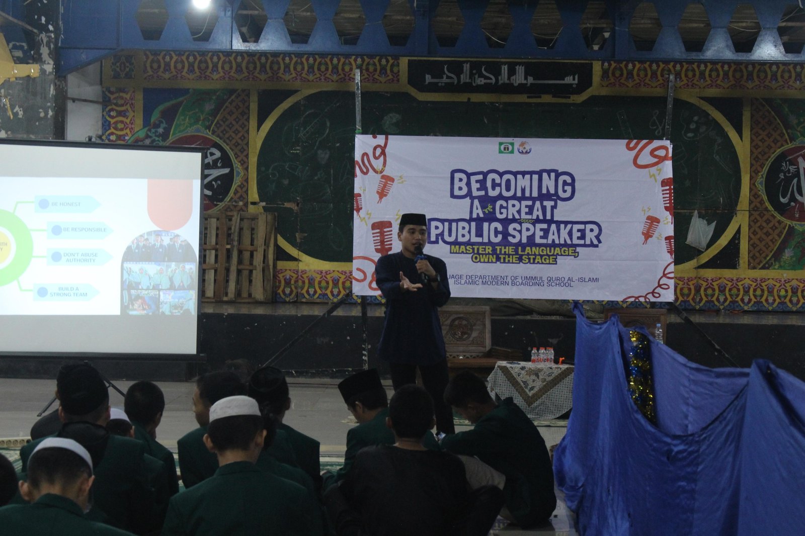 Pembekalan Public Speaking, Pengurus UQI Dilatih Berkomunikasi dengan Bahasa Asing