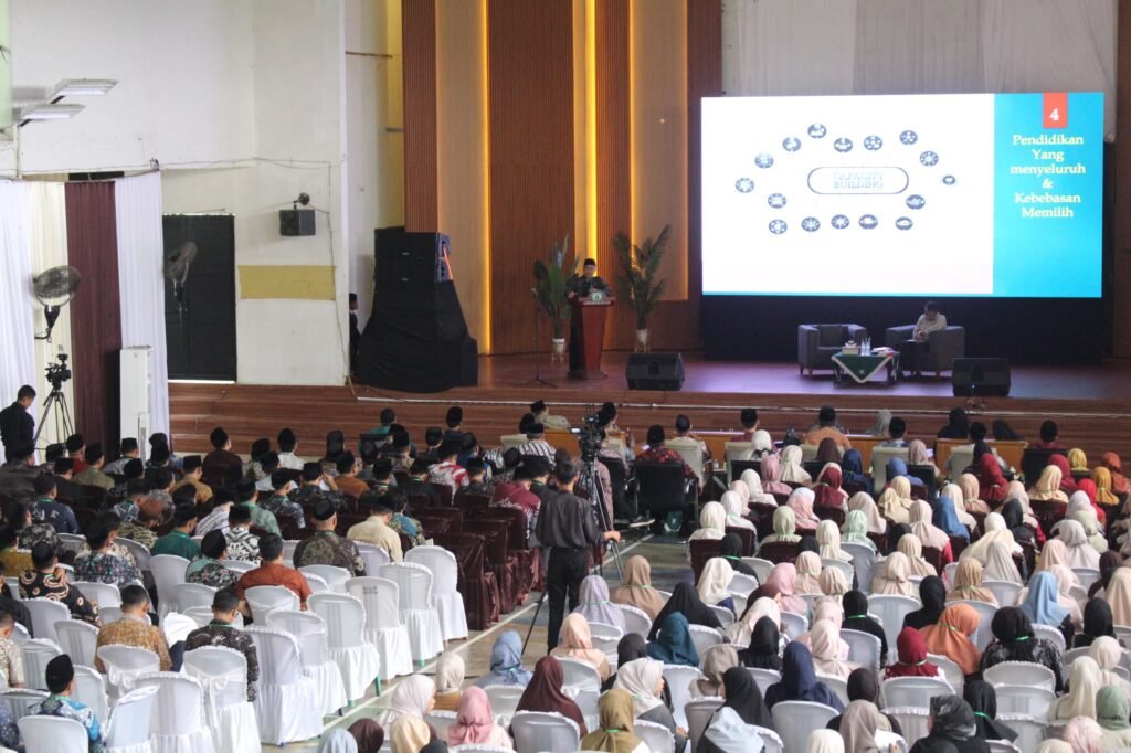 Apa Rahasia Keberlangsungan Sistem Pendidikan Pondok Modern Selama Satu Abad?